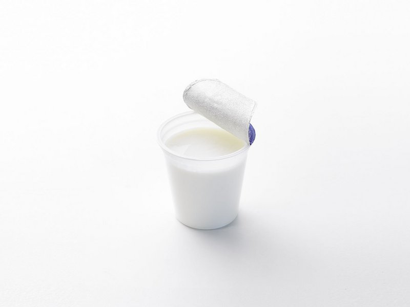 Es ist ein geöffneter Naturjoghurtbecher abgebildet.