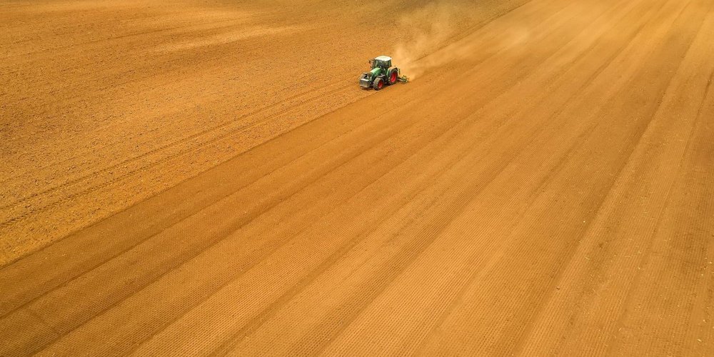 Traktor auf einem riesigen Feld.