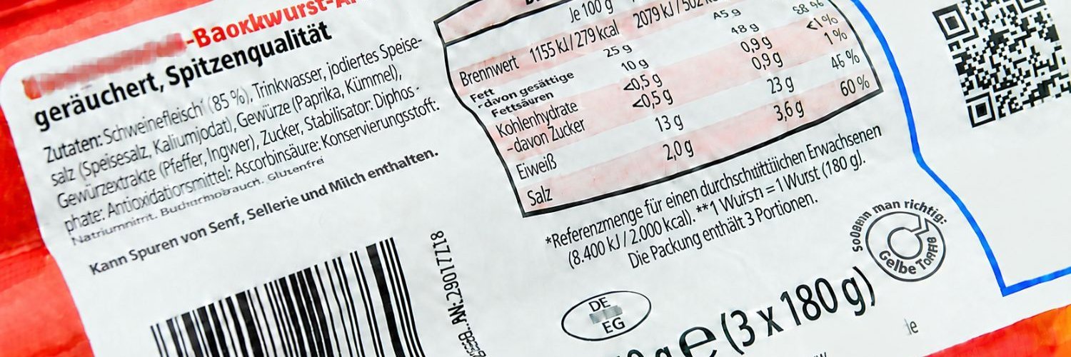 Auf der Rückseite einer Würstchenverpackung sind Zutaten, wie etwa jodiertes Speisesalz, und die Nährstoffangaben abgebildet.