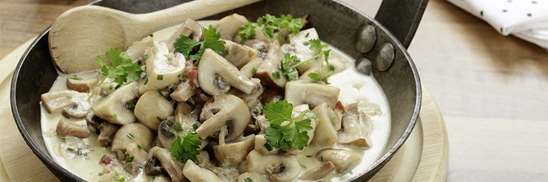 Pilzragout in einer Pfanne.