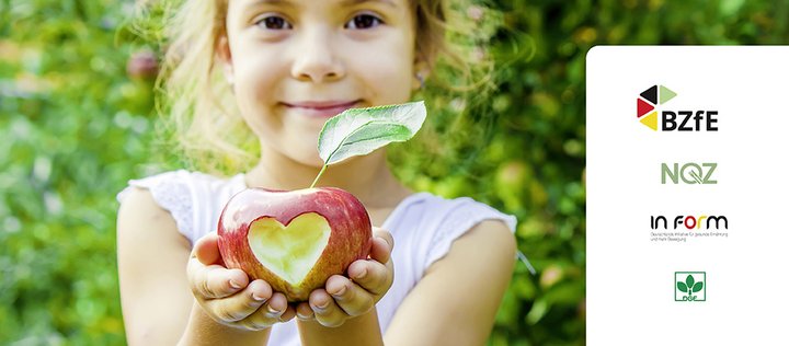 Mädchen zeigt Apfel mit einem Herzausschnitt in der Schale. Rechts im Bild sind verschiedene Logs eingeblendet