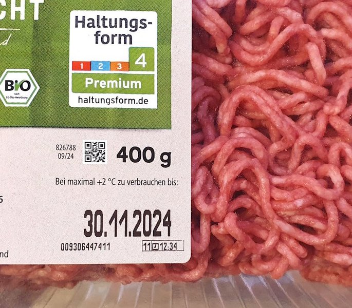 Etikett mit Verbrauchsdatum auf einer Packung Hackfleisch.