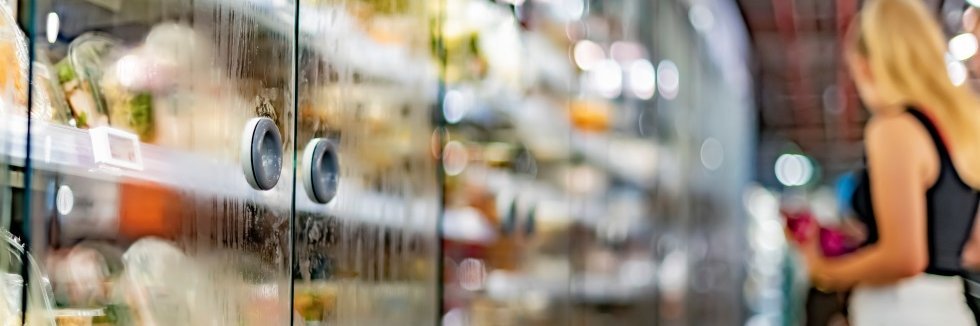 eine Frau kauft im Supermarkt ein