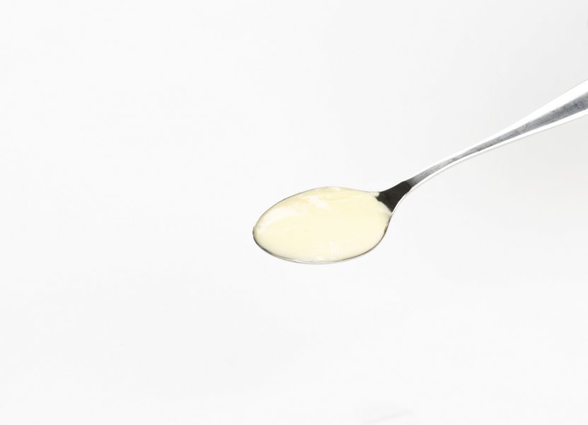 Eine Portion Butter auf einem Löffel.