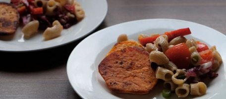 Süßkartoffel als Veggieschnitzel mit Nudelsalat