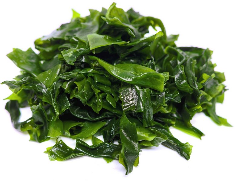 Ein kleiner Berg grüne, großblättrige Wakame-Algen.