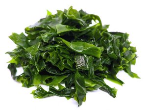 Ein kleiner Berg grüne, großblättrige Wakame-Algen.