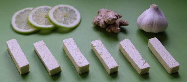 Tofu, Limettenscheiben, Knoblauch und Ingwer