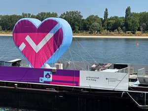 Herz-Motiv der Ausstellungsschiffs MS Wissenschaft zum Motto Medizin der Zukunft