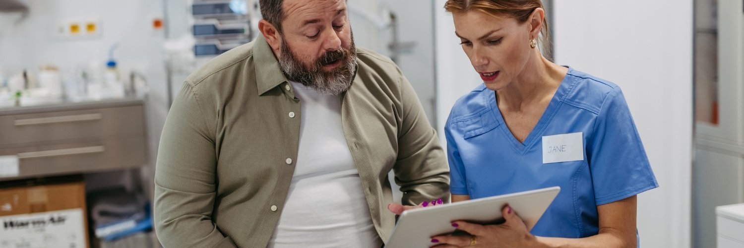 Eine Ärztin bespricht mit einem übergewichtigen Patienten die Testergebnisse.
