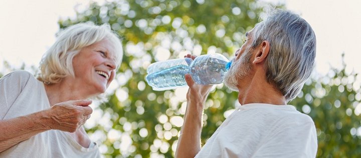 Zwei Senioren trinken Wasser