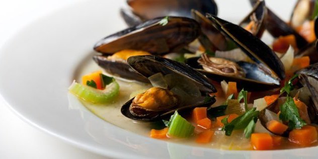 Miesmuscheln auf dem Teller . Artikel "Miesmuscheln – die Sache mit dem „R“ im Monat" öffnen.