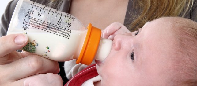 Ein Baby bekommt seine Flasche