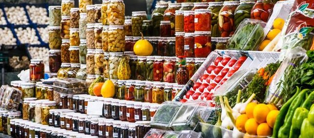 Obst- und Gemüsekonserven im Supermarkt