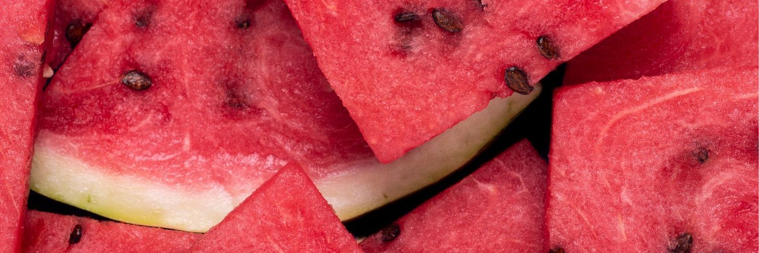 Die Bildfläche ist ausgefüllt mit dreieckigen Wassermelonenstücken.