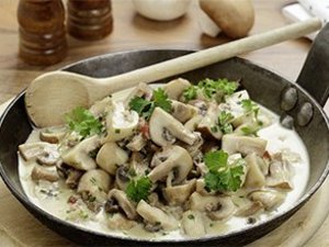 Pilzragout in einer Pfanne.