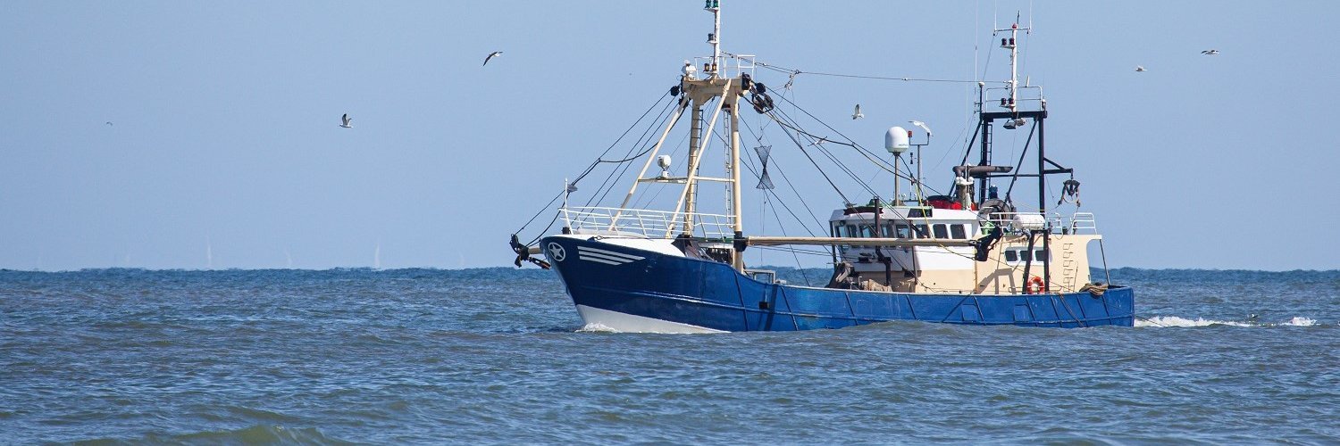 Ein Fischkutter fährt auf der Nordsee. 