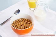Schale mit Knuspermüsli Karaffe mit Milch und Glas Orangensaft