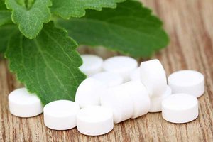 Stevia-Tabletten und Stevia-Blätter