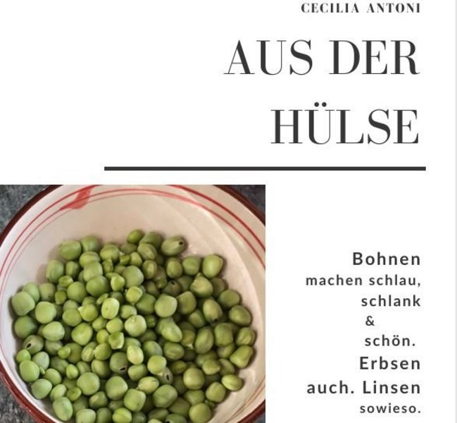 Das Cover von einem Kochbuch mit einer Schüssel grüner Hülsenfrüchte und dem Text: Cecilia Antoni. Aus der Huelse. Bohnen machen schlau, schlang und schoen. Erbsen auch. Linsen sowieso.