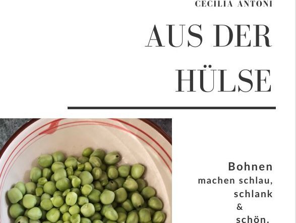 Das Cover von einem Kochbuch mit einer Schüssel grüner Hülsenfrüchte und dem Text: Cecilia Antoni. Aus der Huelse. Bohnen machen schlau, schlang und schoen. Erbsen auch. Linsen sowieso.
