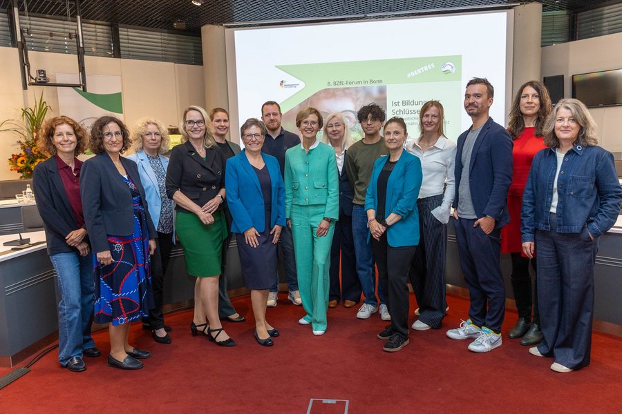 Das Foto zeigt alle Referierenden des 8. BZfE-Forums.