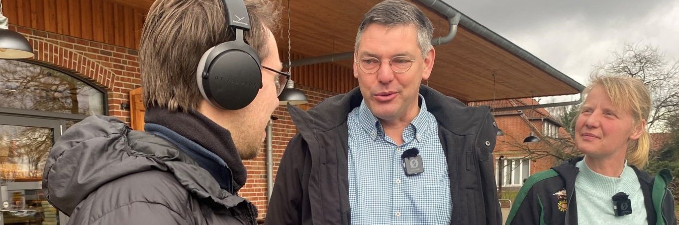 Podcaster unterhält sich mit einem Ehepaar
