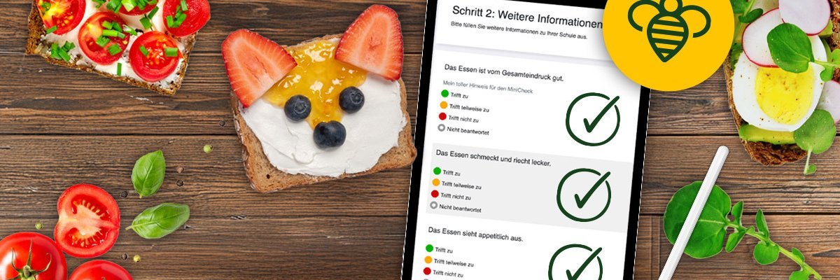 Auf einem dunklen Holzuntergrund liegen belegte Brote mit Tomatenscheiben, Avocado und gekochtem Ei. Ein Brot ist mit Quark, Marmelade, Blaubeeren und Erdbeerscheiben als Fuchsgesicht dekoriert. Daneben liegt ein Tablet auf dem verschiedene Fragen und Antwortmöglichkeiten stehen.