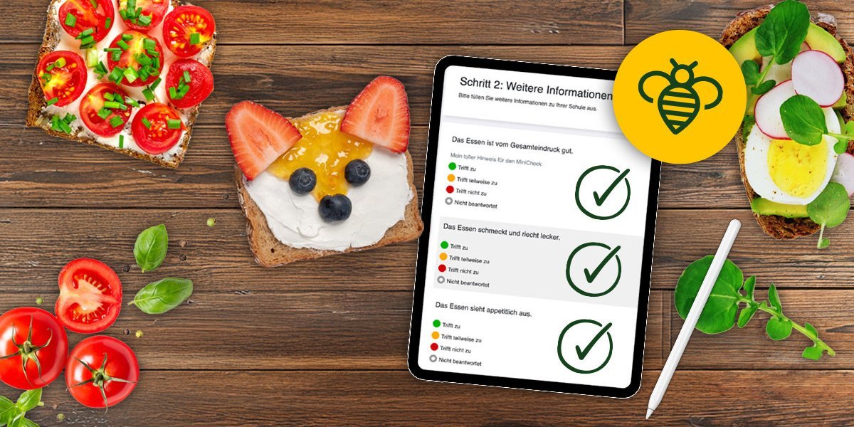 Auf einem dunklen Holzuntergrund liegen belegte Brote mit Tomatenscheiben, Avocado und gekochtem Ei. Ein Brot ist mit Quark, Marmelade, Blaubeeren und Erdbeerscheiben als Fuchsgesicht dekoriert. Daneben liegt ein Tablet auf dem verschiedene Fragen und Antwortmöglichkeiten stehen.. Artikel "Unser Schulessen – einfach und schnell starten" öffnen.