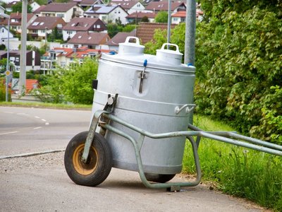 Ein Milchwagen steht an einem Straßenrand.
