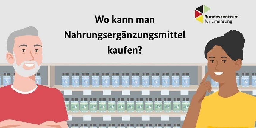 Das Bild ist im Comic-Stil gestaltet. Ein Mann und eine Frau stehen vor einem Regal mit Nahrungsergänzungsmitteln. Darüber steht der Text „Wo kann man Nahrungsergänzungsmittel kaufen?“ und das Logo des Bundeszentrums für Ernährung ist abgebildet.  . Artikel "Wo kann man Nahrungsergänzungsmittel kaufen?" öffnen.