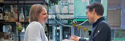 Eine Mann und eine Frau unterhalten sich.