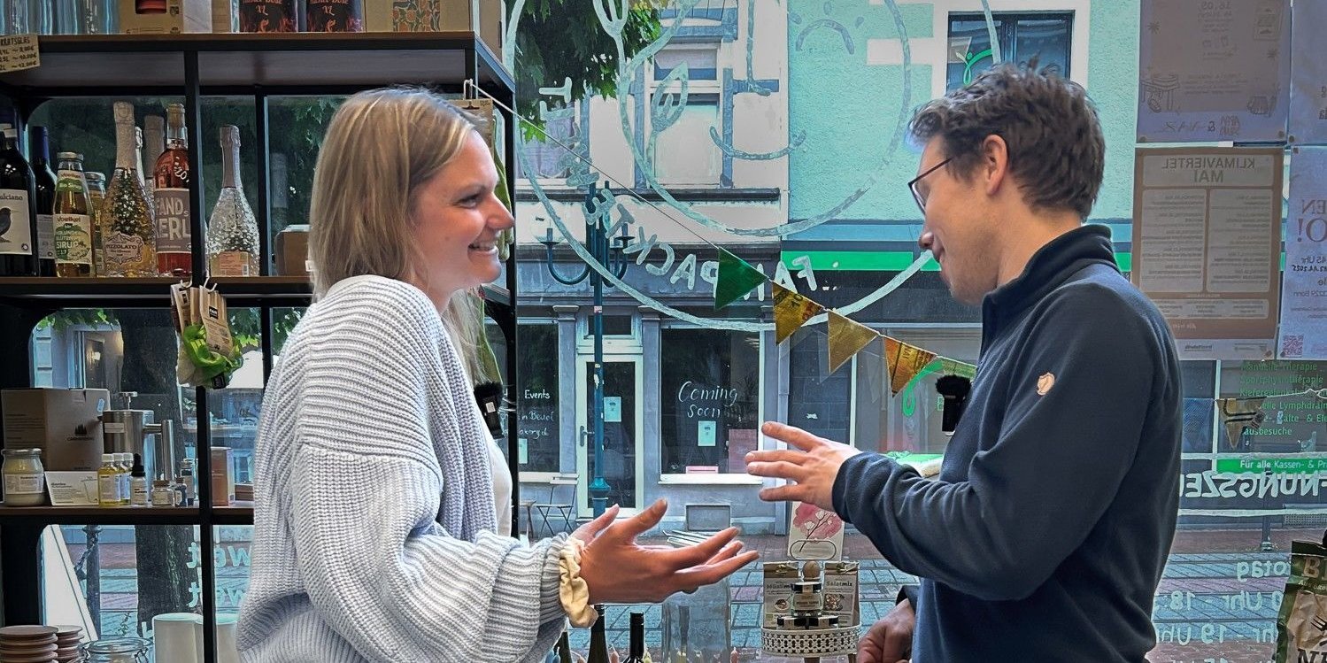 Eine Mann und eine Frau unterhalten sich.. Artikel "Textversion Audio "Foodsteps" – Folge 8" öffnen.