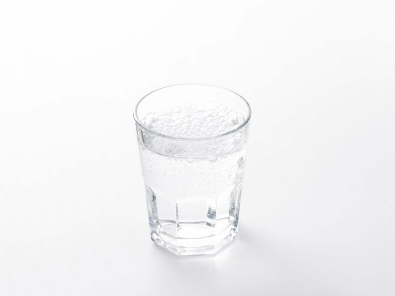 Ein Glas mit Wasser.