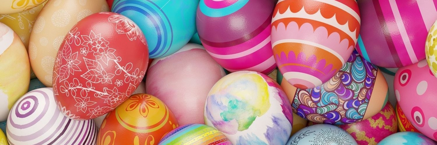 Die Bildfläche ist ausgefüllt mit unterschiedlich bemalten, farbigen Ostereiern.