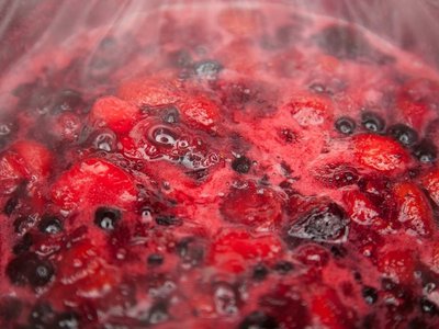 Nahaufnahmen einer sprudelnden und dampfenden Fruchtmasse.