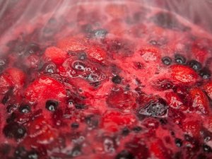 Nahaufnahmen einer sprudelnden und dampfenden Fruchtmasse.