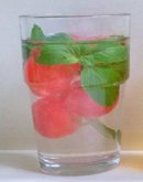 Infused Water mit Erdbeeren und Minze