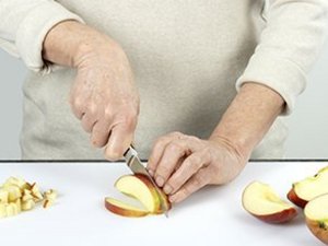 eine Person schneidet Äpfel.