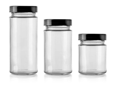 Drei leere Schraubgläser in unterschiedlichen Größen.