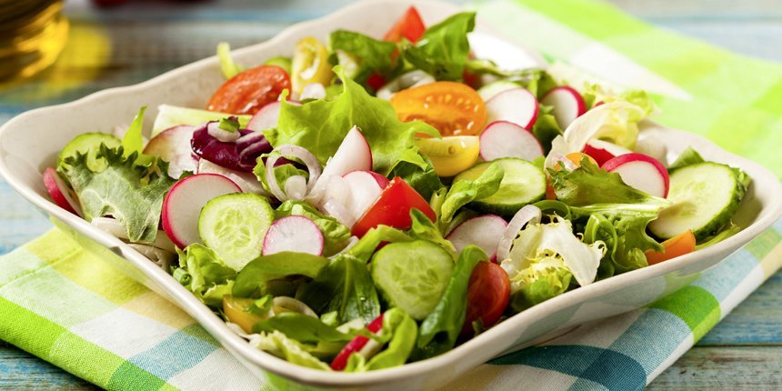 Salat mit Joghurtsoße in einer Schüssel.. Artikel "Salate" öffnen.