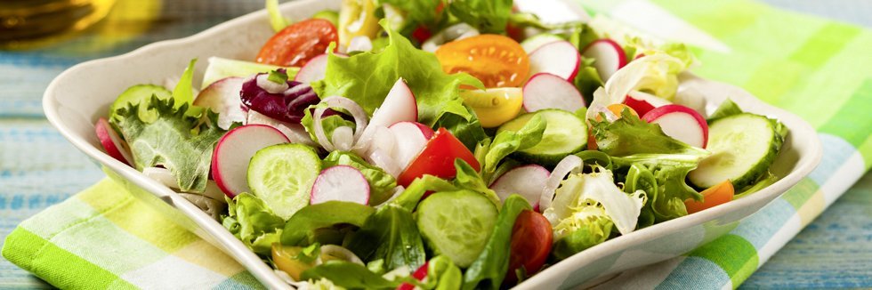 Salat mit Joghurtsoße in einer Schüssel.