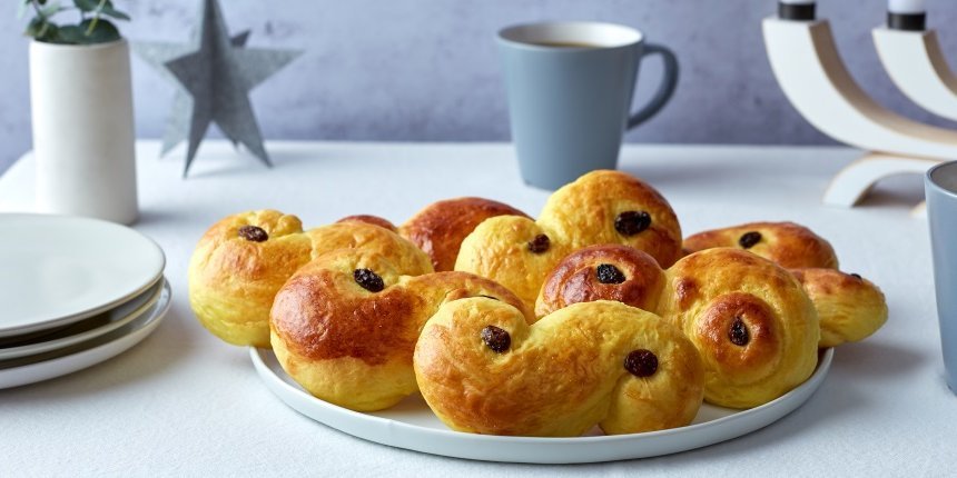 Schweidsches Hefegebäck auf einem Teller angerichtet.. Artikel "Lussekatter – Joulutorttu – Krumkaker" öffnen.