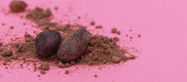 Rosa Kakaobohnen und -pulver
