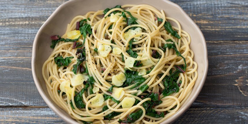 Nudeln mit Mangoldsoße auf einem Teller.. Artikel "Mangold" öffnen.