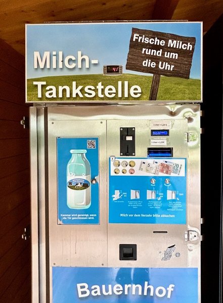 Ein Automat zum Zapfen von Rohmilch traegt diverse Aufschriften wie Milch-Tankstelle und Milch vor dem Verzehr bitte abkochen.