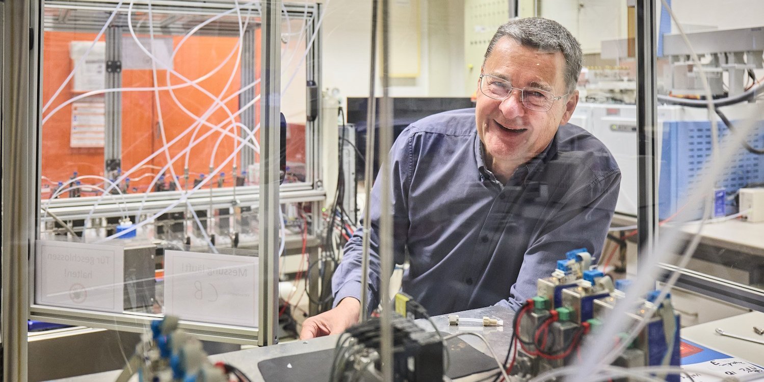 Ein Mann steht in einem technischen Labor.. Artikel "Smarte Vorratsboxen mit künstlichen Sinnen" öffnen.