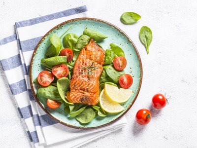 Ein Tellergericht mit Lachs und Salat ist abgebildet.