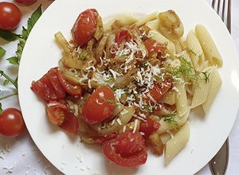 Ein Teller mit Tomaten-Fenchel-Pasta.