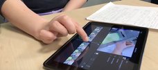 Hand wischt über ein iPad